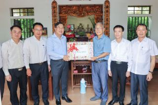 Nam Định: Thăm hỏi, tặng quà các gia đình chính sách và người có công