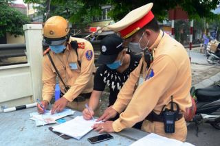 Cảnh sát giao thông sẽ chủ trì tổ chức kiểm tra kiến thức để phục hồi điểm giấy phép lái xe