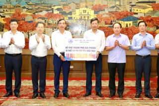 Đoàn công tác của TP. Đà Nẵng đã trao hỗ trợ thành phố Hải Phòng 10 tỷ đồng khắc phục hậu quả cơn bão số 3