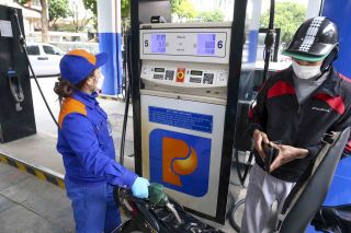 Giá xăng dầu lao dốc: Xăng RON 95 chỉ còn hơn 19.000 đồng/lít, dầu diesel giảm 930 đồng/lít