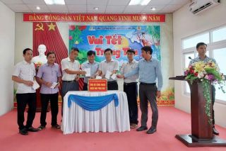 Công ty CP KCN Cao su Bình Long ủng hộ đồng bào các tỉnh phía bắc khó khăn do bão lũ