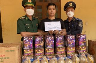 Tạm giữ phương tiện vận chuyển 556,6 kg pháo hoa nổ nhập lậu