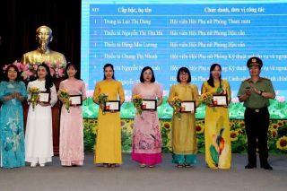 Công an Thanh Hóa gặp mặt, trao giải thưởng phụ nữ và gương mặt trẻ Công an tiêu biểu
