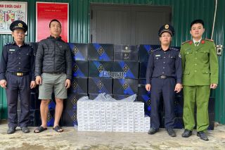 Quảng Trị: Bắt giữ đối tượng vận chuyển trái phép 240 chai rượu và 1.250 bao thuốc lá