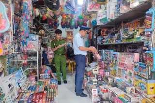 Tăng cường phối hợp kiểm tra pháo và đồ chơi trẻ em trước Tết Nguyên đán Ất Tỵ 2025