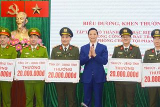 Khen thưởng chuyên án triệt phá đường dây lừa đảo xuyên biên giới sử dụng công nghệ cao