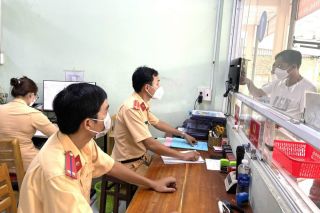 Bình Dương: Công an cấp xã sẽ tiếp nhận hồ sơ cấp đổi, cấp lại giấy phép lái xe từ 24/3