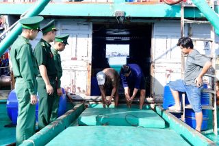 Hải đoàn Biên phòng 18 bắt vụ vận chuyển 10.000 lít dầu DO trái phép
