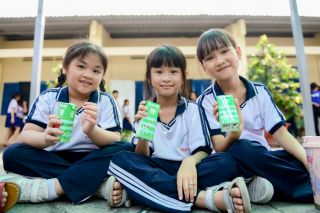 Vinamilk & Quỹ sữa dành tặng 500.000 hộp sữa đến trẻ em nhân dịp 50 năm thống nhất đất nước