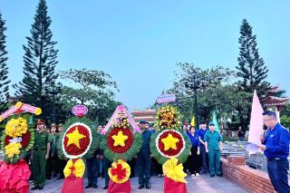 Đà Nẵng: Lễ thắp nến tri ân các Anh hùng liệt sĩ nhân kỷ niệm 50 năm Giải phóng miền Nam