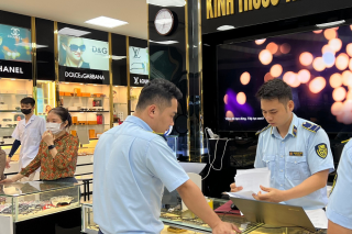 Thanh Hóa: Phát hiện hàng trăm kính mắt nghi giả mạo nhãn hiệu tại cửa hàng Ngọc Tân