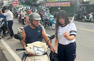 TP. Hồ Chí Minh: Phụ huynh động viên con trước giờ thi THPT 2025