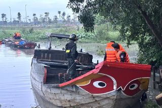 Bắt nhóm đối tượng khai thác cát lậu trên sông Đồng Nai
