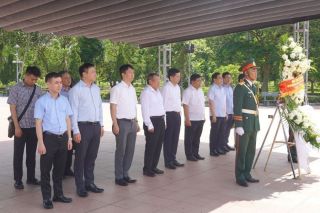 Phó Thủ tướng Nguyễn Chí Dũng dâng hương tưởng niệm các anh hùng liệt sĩ tại Quảng Trị