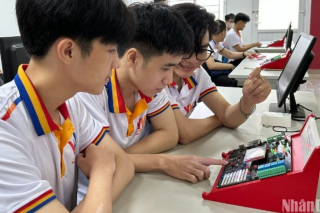 Bỏ quy định điểm sàn 8 điểm môn Toán với ngành vi mạch bán dẫn