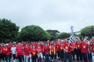 Hơn 1.000 người dân phường Vũng Tàu đi bộ “Cùng Việt Nam tiến bước”