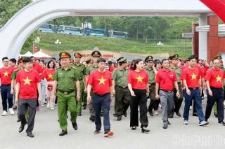 Người dân Phú Thọ sôi nổi tham gia sự kiện “Cùng Việt Nam tiến bước”
