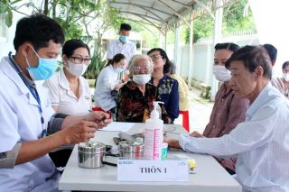 LSP khám sàng lọc bệnh huyết áp, tiểu đường cho người dân xã đảo Long Sơn