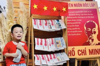 Hà Nội rợp sắc cờ đỏ sao vàng, học sinh diện áo cờ đi học chào mừng đại lễ