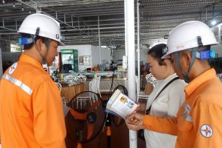 Đội Quản lý Điện lực khu vực Móng Cái hướng dẫn khách hàng sử dụng điện an toàn trong mùa mưa bão