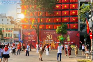 Rực rỡ quốc kỳ trên tòa nhà cạnh “Hàm Cá Mập” là điểm hút khách check-in Quốc khánh 2/9