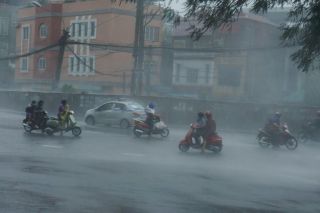 Bão số 5 áp sát đất liền, Bắc Bộ và Trung Bộ mưa lớn xối xả