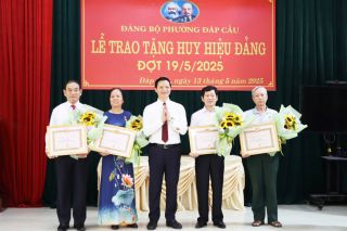 Đảng bộ tỉnh Bắc Ninh có gần 2.700 đảng viên được tặng, truy tặng Huy hiệu Đảng đợt 2/9