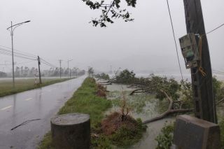 Bão số 5 đổ bộ gây gió mạnh, mưa lớn, Thủ tướng chỉ đạo tập trung ứng phó, bảo đảm an toàn tính mạng Nhân dân