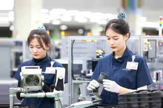 Thủ tướng tiếp Tổng Giám đốc Samsung, chúc mừng cột mốc 2 tỷ điện thoại sản xuất tại Việt Nam