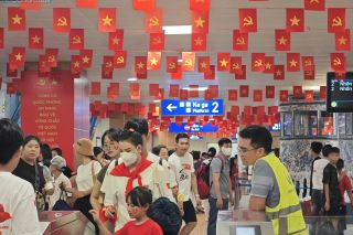 Hà Nội: Người dân chen kín tàu điện xem sơ duyệt Lễ diễu binh, diễu hành kỷ niệm 80 năm Quốc khánh 2/9