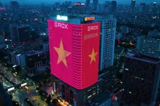 ROX Tower rực rỡ cờ hoa, lan tỏa tinh thần tự hào Việt Nam