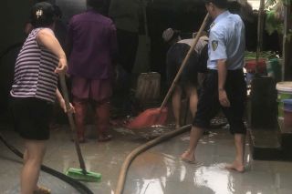 Lực lượng QLTT Thanh Hóa hỗ trợ nhân dân khắc phục hậu quả mưa lũ