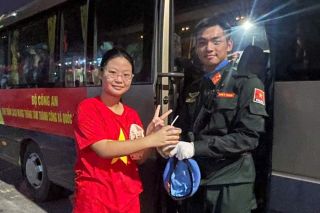 Lan tỏa yêu thương từ những cốc nước học trò