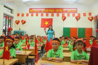 Trường Tiểu học Điện Biên 2 rộn ràng trong ngày chào đón học sinh lớp 1
