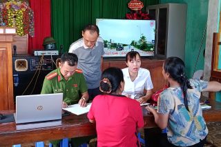 Công an Thanh Hóa hỗ trợ người dân liên kết tài khoản "An sinh xã hội" trên ứng dụng VNeID