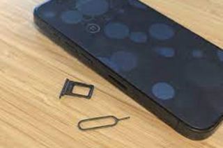 iPhone 17 sẽ loại bỏ khe cắm SIM vật lý tại nhiều quốc gia, giá bán có thể tăng 50 USD