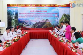 Đoàn đại biểu khu Phòng Thành (Trung Quốc) chúc mừng xã Hoành Mô nhân dịp Quốc khánh 2/9