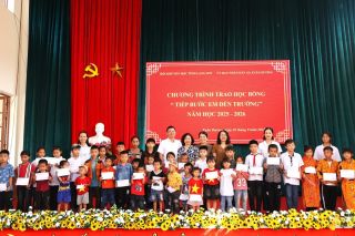 Lạng Sơn: Hơn 200 học sinh được nhận học bổng “Tiếp bước em đến trường” nhân dịp năm học mới