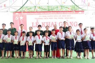 Hàng nghìn quyển vở yêu thương được trao đầu năm học mới