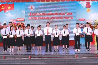 Chủ tịch UBND tỉnh Đồng Tháp dự khai giảng năm học mới 2025 – 2026