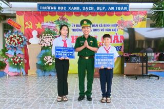 Bộ đội Biên phòng Tây Ninh: Trao học bổng “Nâng bước em đến trường”