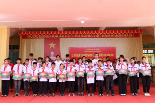 Vietcombank trao 8.000 suất học bổng ‘Cùng em tiến bước’ cho học sinh nghèo vượt khó