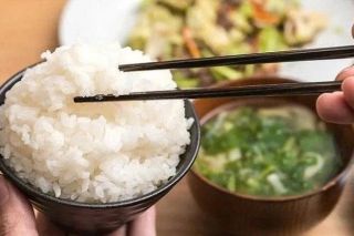 Thói quen ăn cơm sai cách gây hại cho sức khỏe nhưng vẫn phổ biến hàng ngày