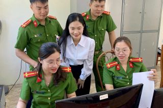 Thanh Hóa là địa phương đầu tiên trong cả nước cấp phát thẻ đảng viên gắn chíp theo mẫu mới