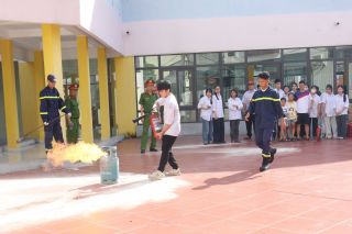 Bắc Ninh: Hơn 800 thầy cô giáo, học sinh được trải nghiệm thực hành chữa cháy và cứu nạn, cứu hộ