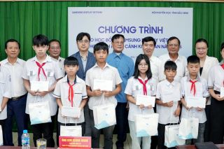 Bắc Ninh: Samsung Display trao tặng 100 suất học bổng cho học sinh khó khăn