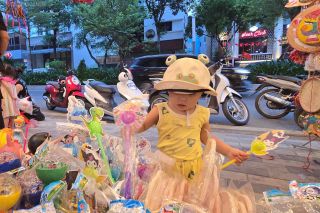 Hà Nội: Thêm một mùa Trung thu đối mặt đồ chơi trôi nổi