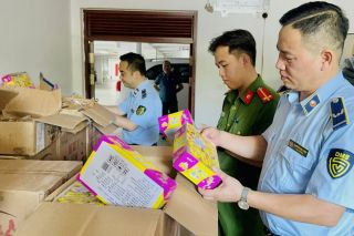 Thu giữ lô hàng hơn 6.100 sản phẩm kẹo, bánh nướng không rõ nguồn gốc, xuất xứ