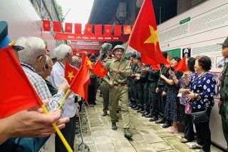 “Vang mãi khúc khải hoàn”: Triển lãm tái hiện dấu ấn hào hùng của Hà Nội