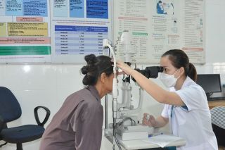 Hưng Yên khám bệnh miễn phí về mắt cho 157 người dân